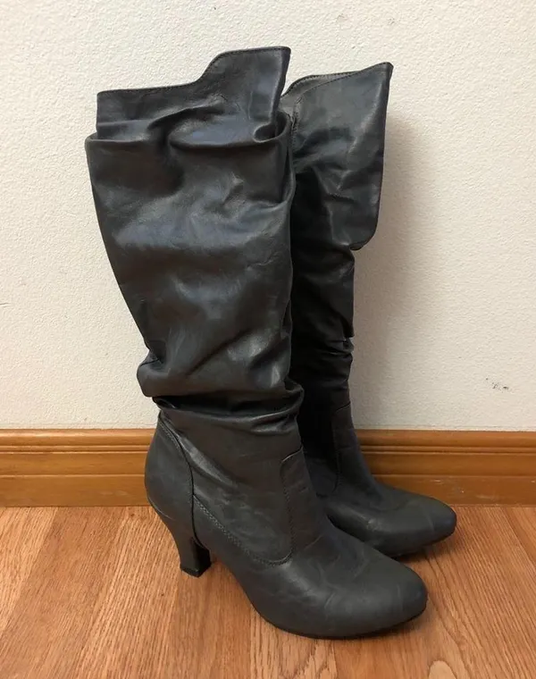 Women’s gray boots size 10 - Image 2