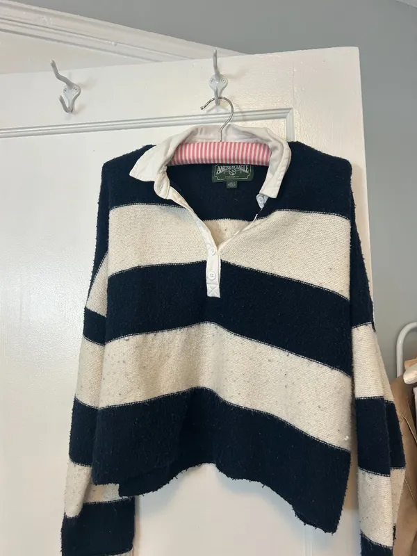 American Eagle Polo Knit White And Navy Striped Cropped Pullover Sweater - Image 2