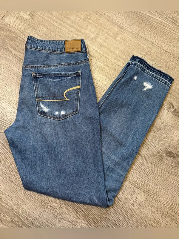 •American Eagle• Distressed Tomgirl Jeans - Image 5