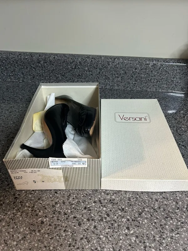 Vintage Versani Black Pointed-Toe Leather Heels with Decorative Knot - Image 6