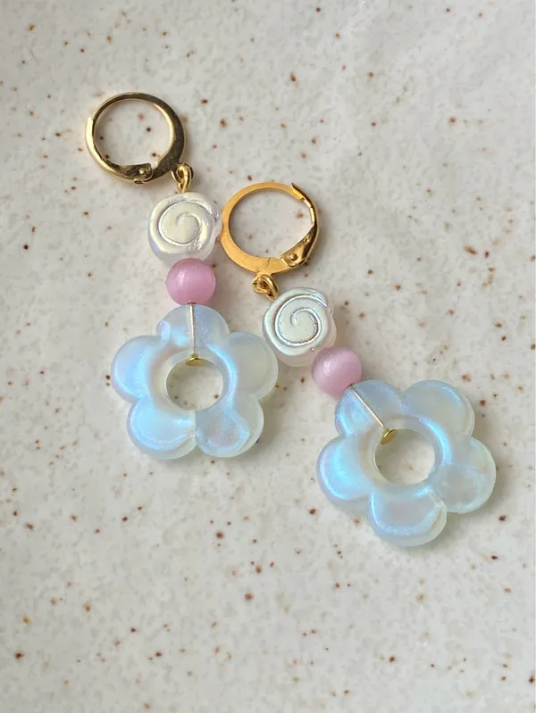 Handmade cute flower & Czech glass swirl beads dangle earrings 💐🌀🩵 - Image 6