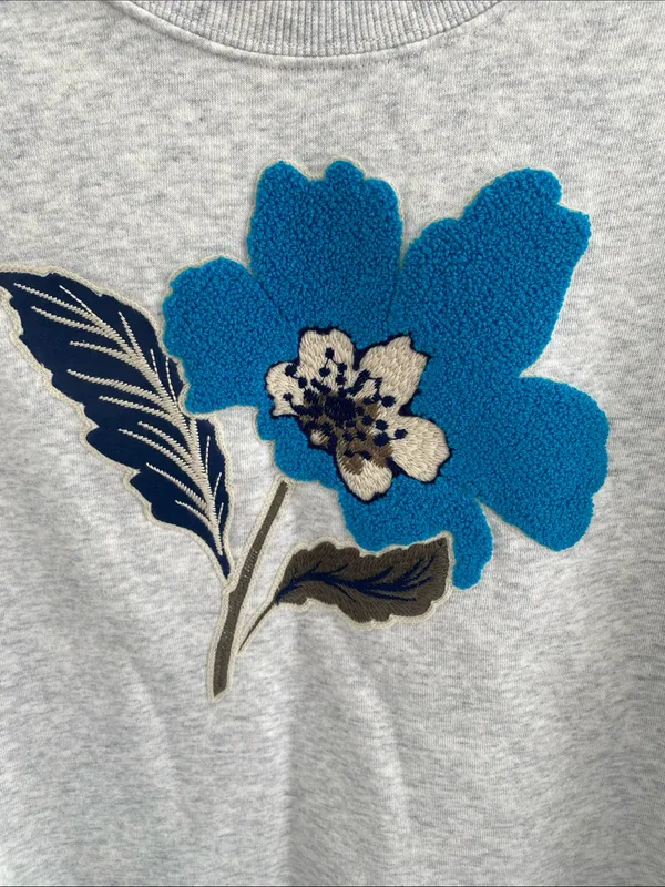 ON 34th L/S Crew Embroidered 3D Gray Sweatshirt Floral Flower Medium - Image 2