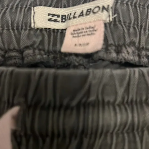 Gray/black shorts
Billabong
Small - Image 2
