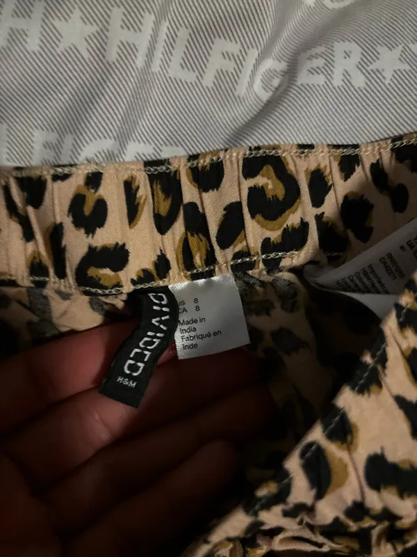 Women size 8 leopard shorts - Image 5