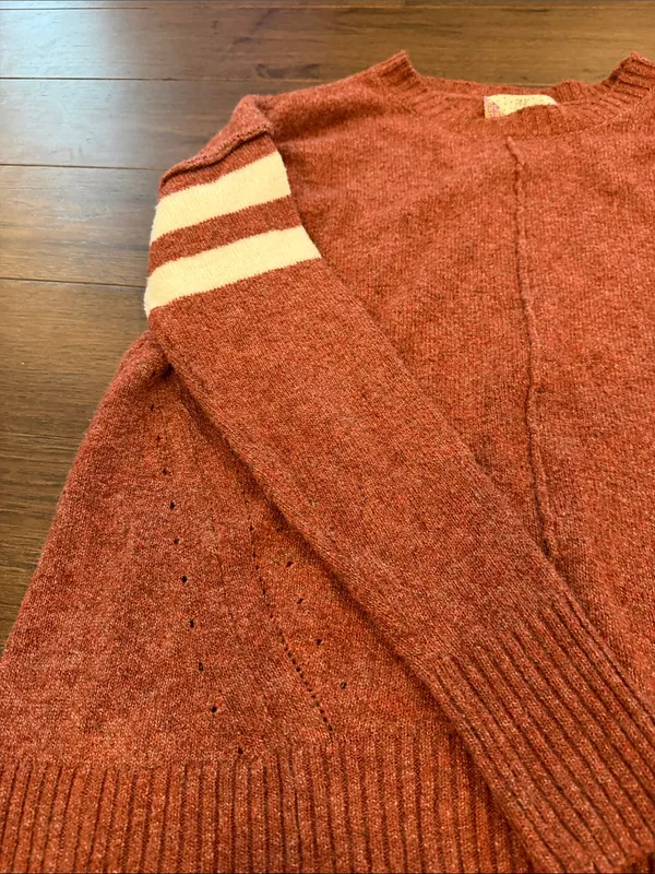 Pink Rose Rust Crewneck Sweater with White Sleeve Stripes Size Medium - P27 - Image 5