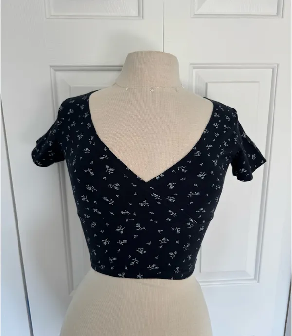 Brandy Melville Floral Crop Top - Image 2