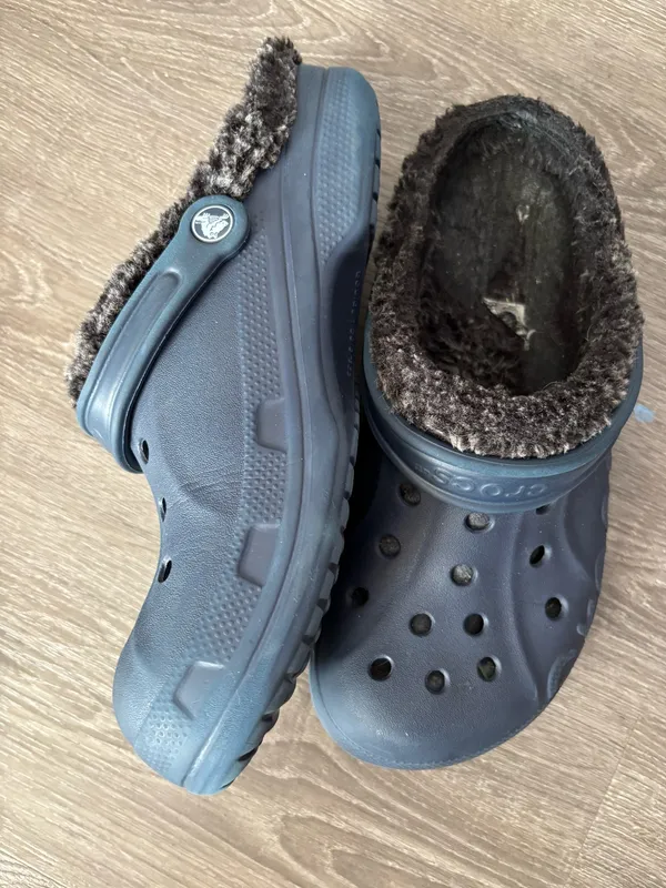 Blue Crocs with fur lining men’s Sz. 8 women Sz10 - Image 3