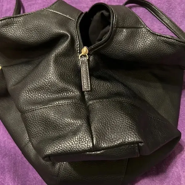 Liz Claiborne black handbag with lots of pockets and cute lock accent EUC - Image 7
