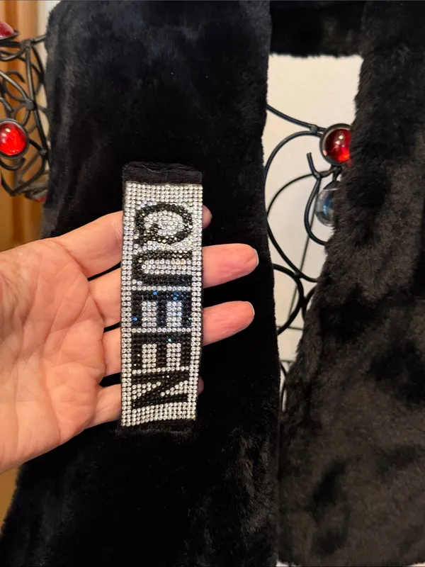 👑👑👑3 for 12$👑👑👑Black Faux Fur Scarf with "QUEEN" Rhinestone Accent - Image 5
