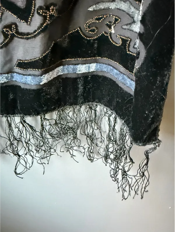 Elegant Black and Gray Velvet Paisley Shawl with Fringe - Image 6