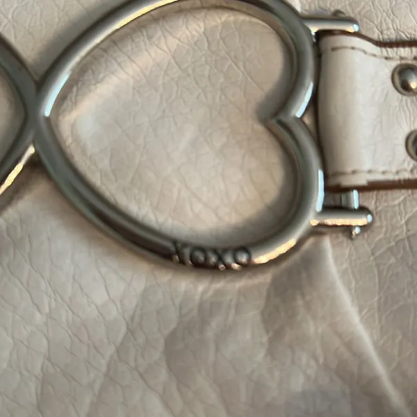 XOXO Y2K white faux leather wristlet clutch with silver heart EUC - Image 8