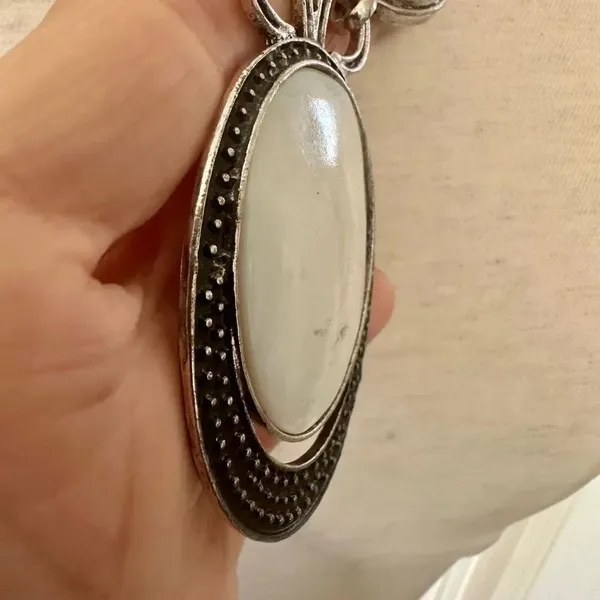 White silver tone pendant necklace - Image 9