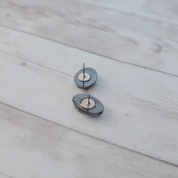 Vintage Stud Earrings Dark Gray Metallic Oval - Image 5