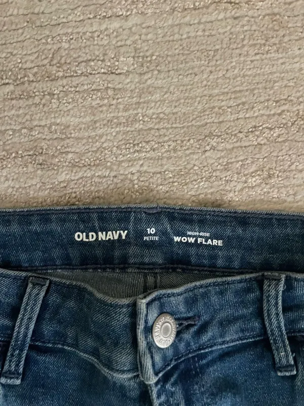 Old Navy High-Waisted Wow Flare Jeans - Image 2