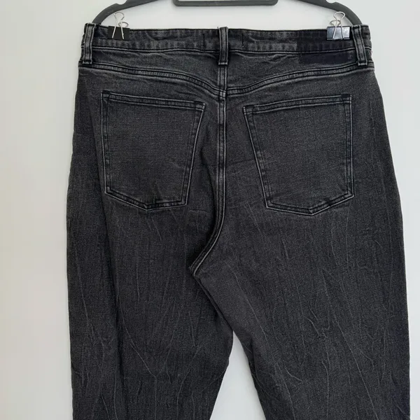 Abercrombie & Fitch Curve The Mom High Rise Jeans in a Black Faded‎ Acid Wash 14 - Image 6