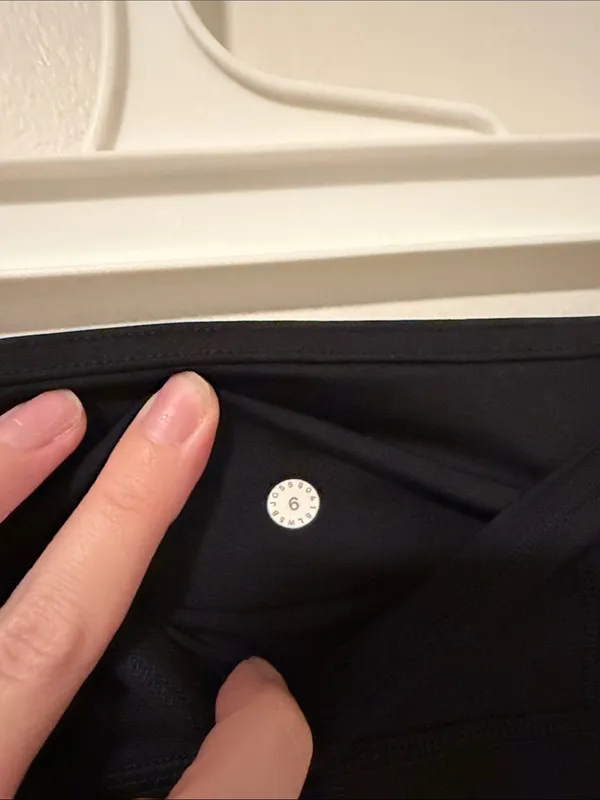 Lululemon Black Leggings with Pockets Size 6 - Image 5