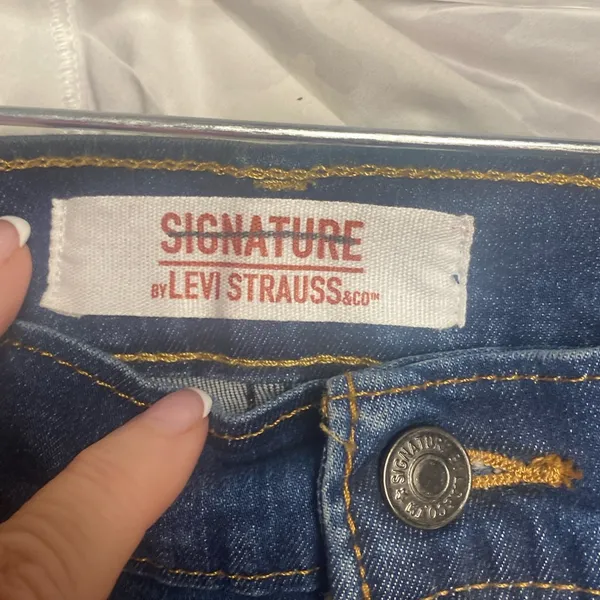 Classic Levis Signature Blue Jean Shorts for Women size 14 - Image 3