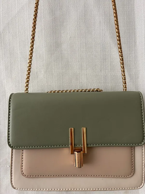Crossbody Bag Bicolor Olive Beige Gold Chain T-Bar Closure Excellent Cond(B157) - Image 4