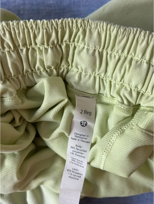 Lululemon Hotty Hot 2.5" - Image 3