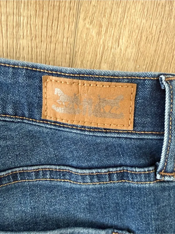 Levi’s 512 Perfectly Shaping Bootcut Jeans Medium Wash Stretch Denim - Image 7