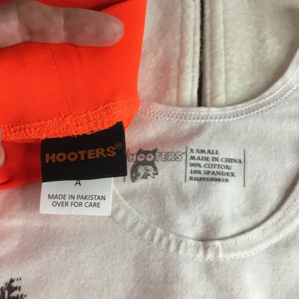 B26 #1 Hooters Girl Worn Uniform Sexy Tank & New Shorts from Saugus MA Size XS - Image 4