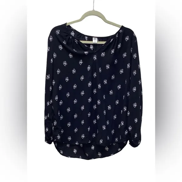 Old Navy Vneck blouse Black with white flowers. Size Large - Image 5