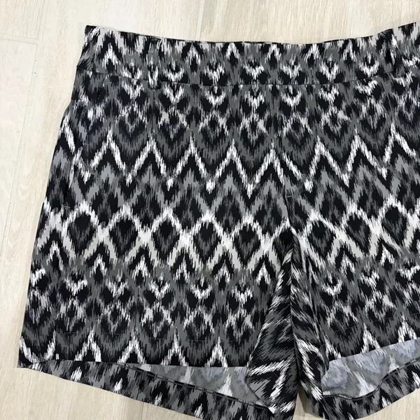 Spanx Sunshine Gray Black Chevron Print Pull-On Shorts Size Medium - Image 2