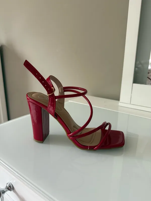 Red Heels Windsor - Image 2