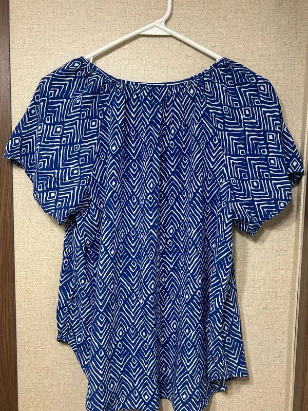 croft & barrow Royal Blue and White Geometric Peasant Blouse - Image 3