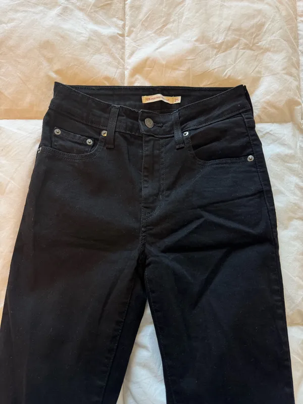 Levi’s 725 High-Rise Bootcut - Image 3
