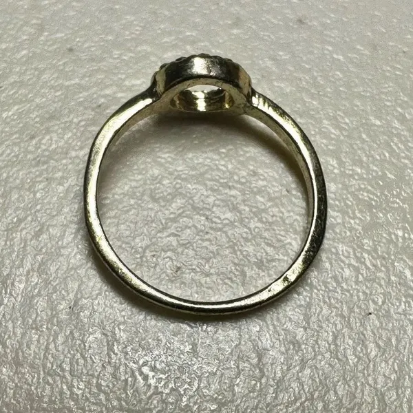 Gold tone circle rhinestone ring - Image 3