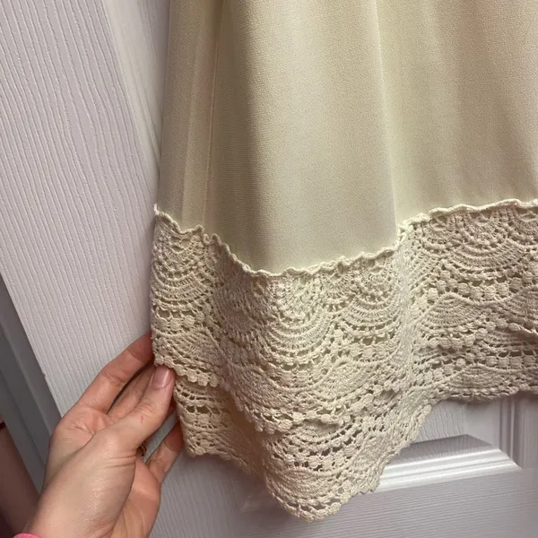 Boutique Brand Cream Lace/Crochet Basic Tank Size Medium - Image 2