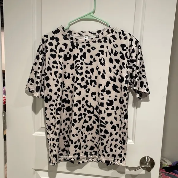 Women's Leopard Print T-Shirt Animal Pattern Short Sleeve Tee Size medium - Image 2