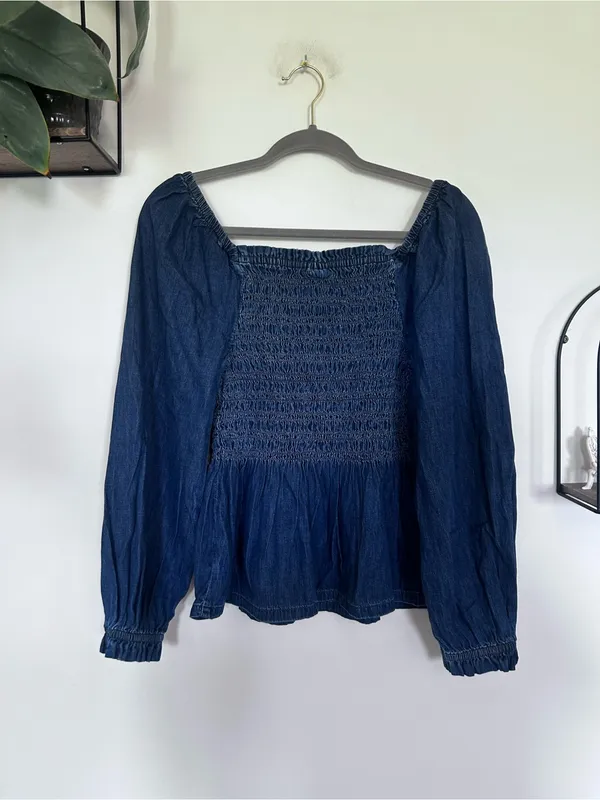 NWT Gap Denim Blue Cotton Blend Long Sleeve Smocked Top Blouse Size XS - Image 2
