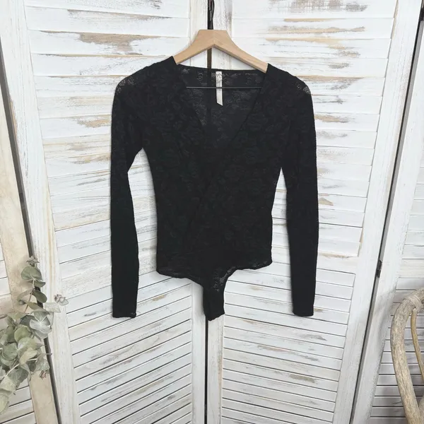 INTIMATELY FREE PEOPLE Women's Size XS Black V Neck Lace Bodysuit Top Vampy Goth - Image 4