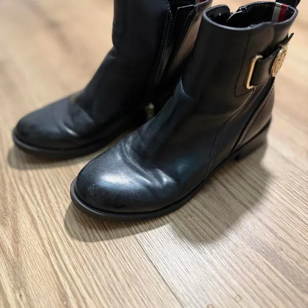 Tommy Hilfiger Black Leather Ankle Boots Gold Logo Buckle Side Zip Womens‎ 6M - Image 7