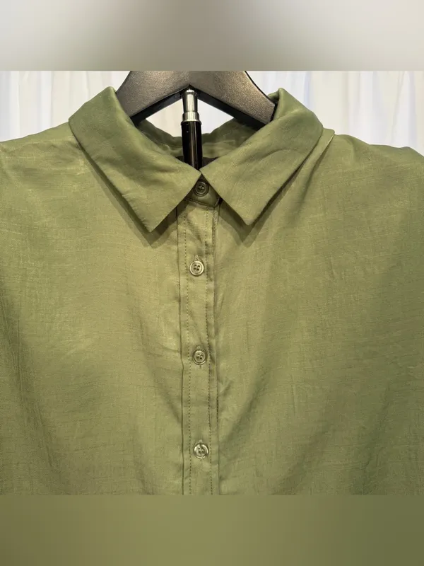 Lulu's Women’s Olive Button-Front Short Sleeve Collard Blouse Shirt Size Large - Image 7