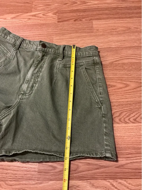 Universal Thread Olive Green High Rise Midi Shorts Size 10/30r - Image 4