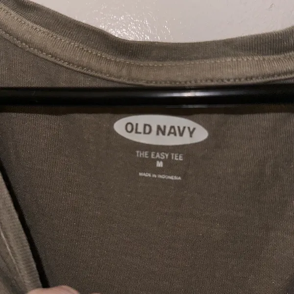 Old Navy Easy Tee Crewneck T-Shirt in Size Medium - Image 2