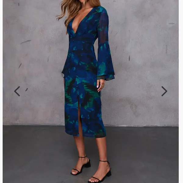 VICI‎ Porscha Abstract Print Midi Dress size Small Plunging Neck Flare Sleeves - Image 10
