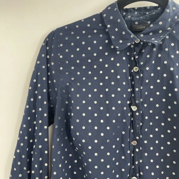J crew perfect cotton button up polkadot blue and white detailbutton up size 6 - Image 3