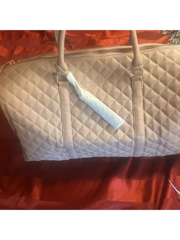 Elegant Quilted vegan leather weekender - Image 5