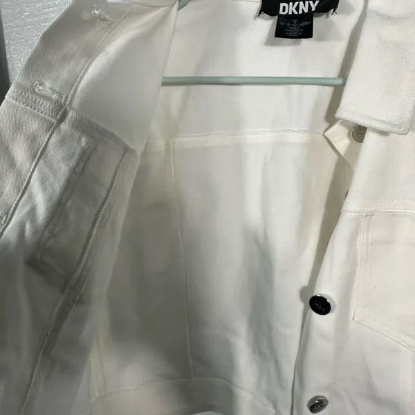 DKNY Women's Denim Cropped Button Up Jacket Size Small NWT - Image 6