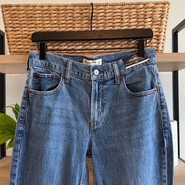 NWT Abercrombie & Fitch The Bootcut Mid Rise Curve Love Jeans, 26 - Image 2
