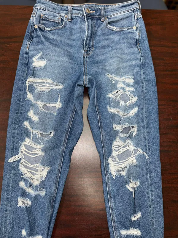 American Eagle Stretch Distressed Mom Jeans Size 4 X-Short - Image 2