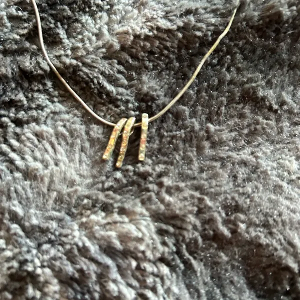 Elegant Silver Necklace with Gold Accents - Image 2