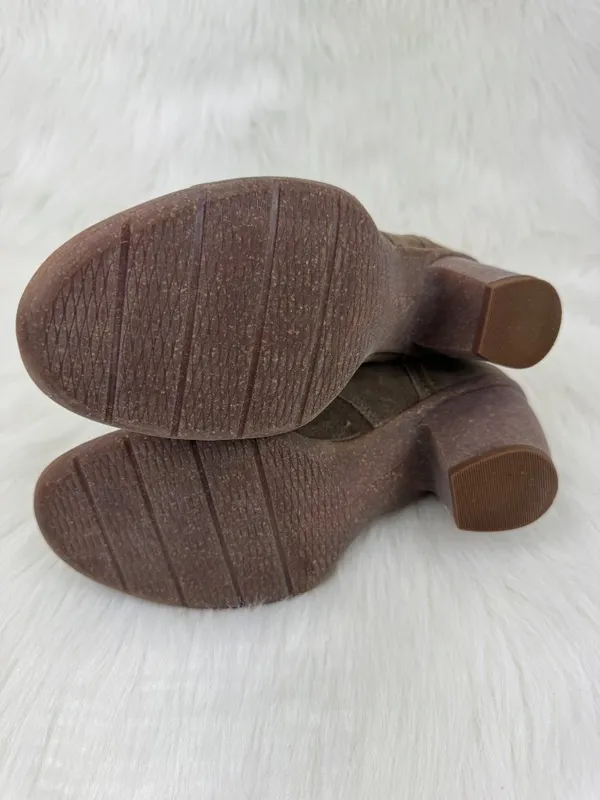 NWOT Clarks Artisan Carleta Lyon Suede Ankle Bootie Boots 7.5W Taupe Block Heel - Image 6