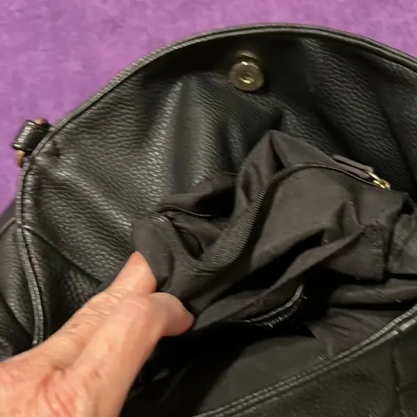 Liz Claiborne black handbag with lots of pockets and cute lock accent EUC - Image 12