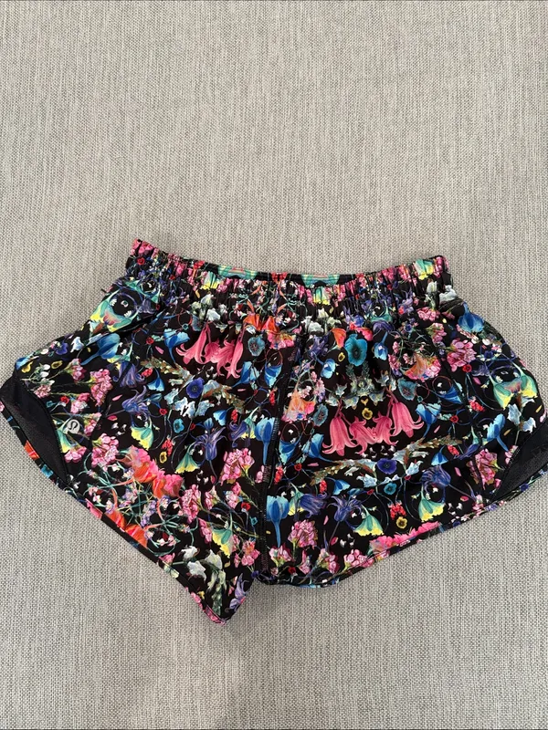 Lululemon athletic shorts hotty hot style in flowerscape pattern size 6 - Image 3