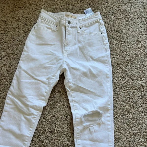 Brand new white Levi’s jeans - Image 3